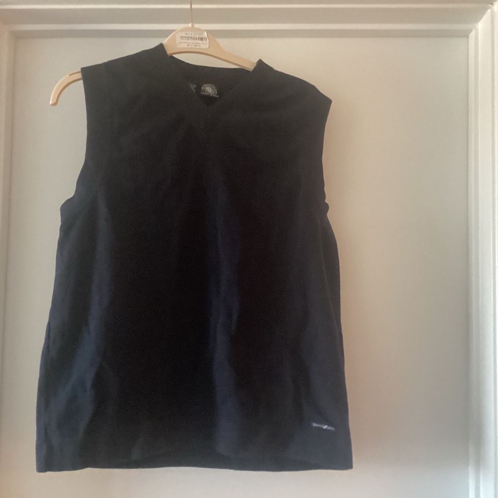 100% Cotton Men’s V neck vest w/ribbed arm hole and neck. DKNY in navy